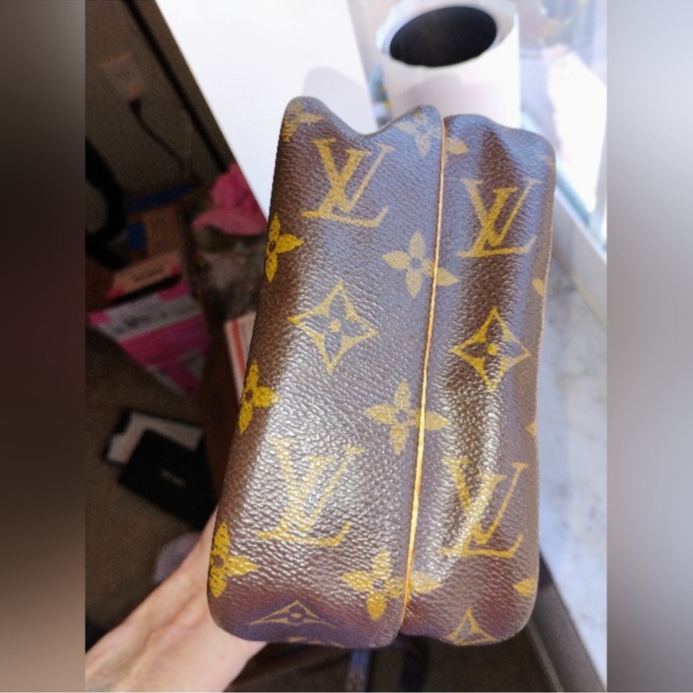 Louis Vuitton Amazone Monogram crossbody bag featuring the iconic brown canvas - Picture 10 of 12